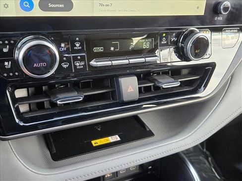 Used 2023 Toyota Highlander Limited image 14