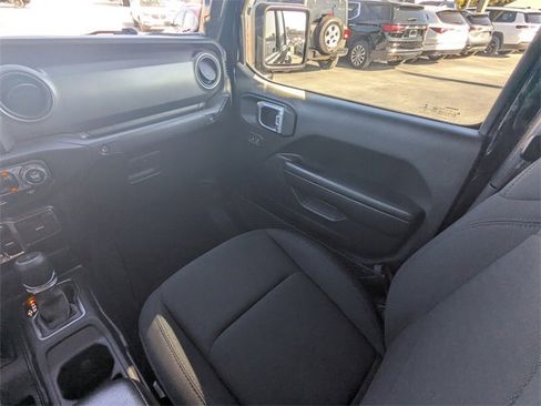 Used 2022 Jeep Gladiator Sport image 18