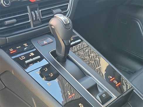 Used 2025 Porsche Macan image 32