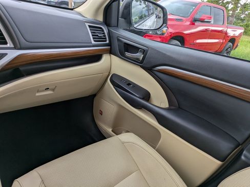 Used 2019 Toyota Highlander Limited FWD image 14