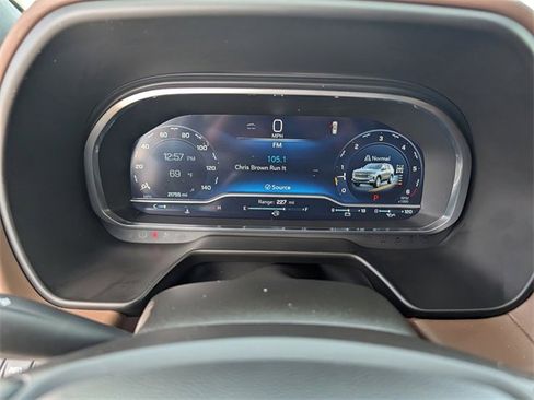 Used 2023 Chevrolet Suburban High Country image 16