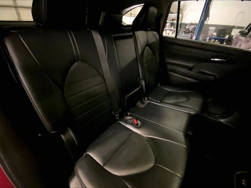 Used 2022 Toyota Highlander XLE image 27