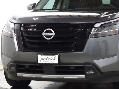 Used 2024 Nissan Pathfinder SL w/ SL Premium Package AWD/4WD image 3