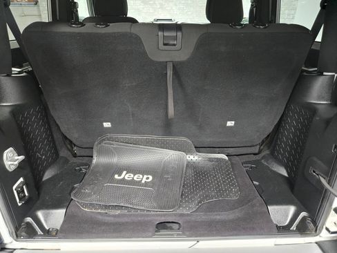 Used 2017 Jeep Wrangler Sahara w/ Connectivity Group AWD/4WD image 30