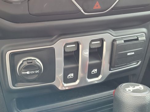 Used 2019 Jeep Wrangler Sport AWD/4WD image 22
