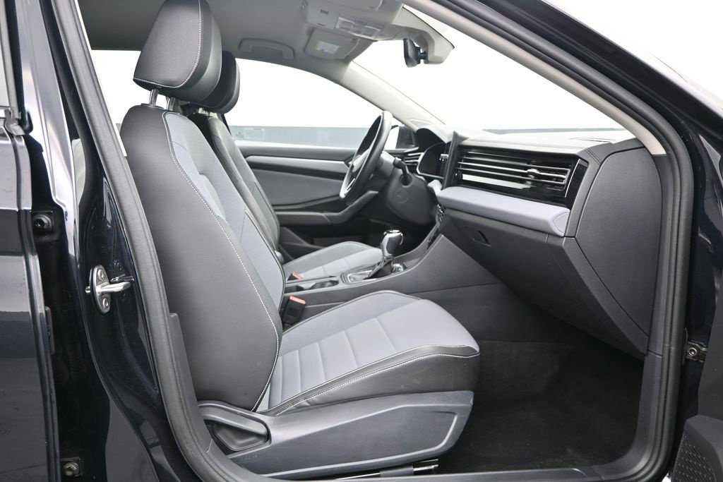 Used 2025 Volkswagen Jetta SE FWD image 23