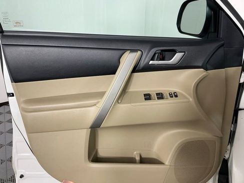 Used 2013 Toyota Highlander SE FWD image 12