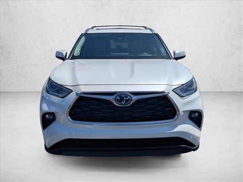 Used 2022 Toyota Highlander Limited FWD image 2