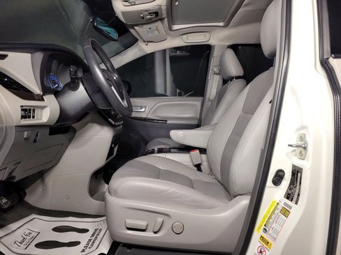 Used 2016 Toyota Sienna XLE image 21