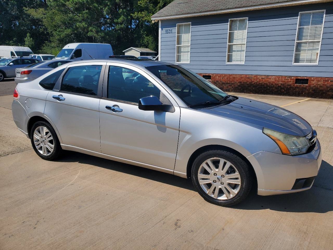 Used 2010 Ford Focus SEL FWD image 3