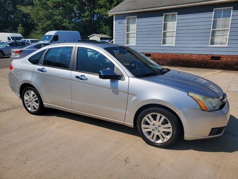 Used 2010 Ford Focus SEL FWD image 3