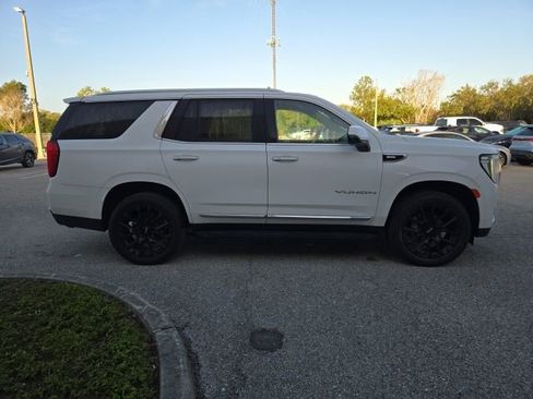 Used 2023 GMC Yukon SLT w/ SLT Premium Package image 6