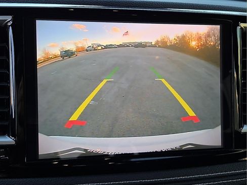 Used 2022 Chrysler Pacifica Touring image 17