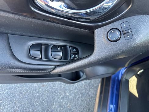 Used 2018 Nissan Rogue SV AWD/4WD image 20