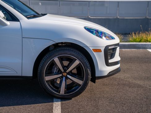 Certified 2026 Porsche Macan AWD/4WD image 9