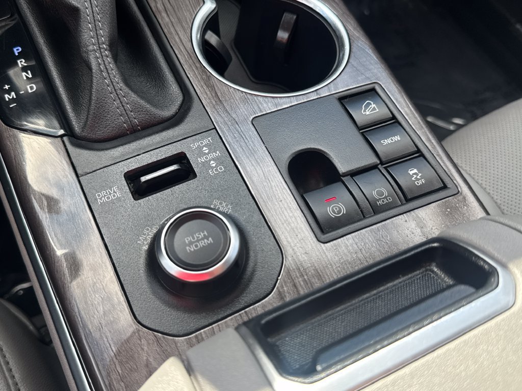 Used 2024 Toyota Highlander Limited AWD/4WD image 28