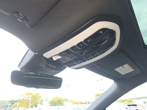 Used 2022 Porsche Macan image 21