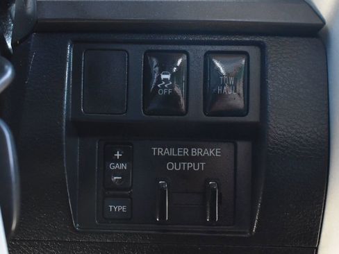 Used 2016 Toyota Tundra SR5 w/ SR5 Upgrade Package image 18