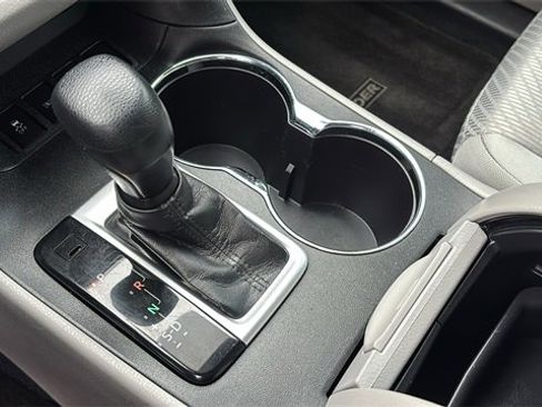 Used 2017 Toyota Highlander LE w/ Carpet Mat Package image 25