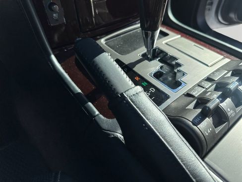 Used 2015 Lexus LX 570 4WD w/ Luxury Package image 20