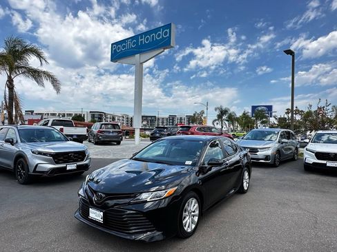 Used 2019 Toyota Camry LE FWD image 2