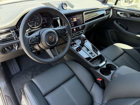 Used 2025 Porsche Macan Loaner image 4