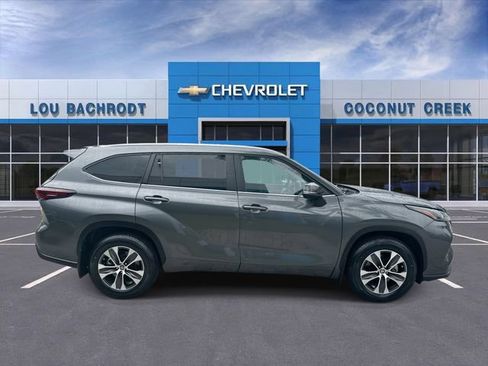 Used 2024 Toyota Highlander XLE FWD image 9
