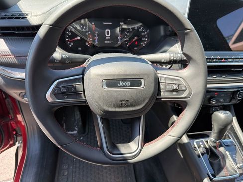 Used 2025 Jeep Compass Trailhawk AWD/4WD image 19