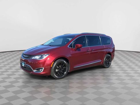 Used 2020 Chrysler Pacifica Touring-L w/ Tire & Wheel Group FWD image 4