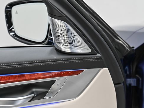 Used 2022 BMW ALPINA B7 xDrive w/ Luxury Rear Seating Package image 24