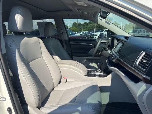 Used 2015 Toyota Highlander Limited image 32