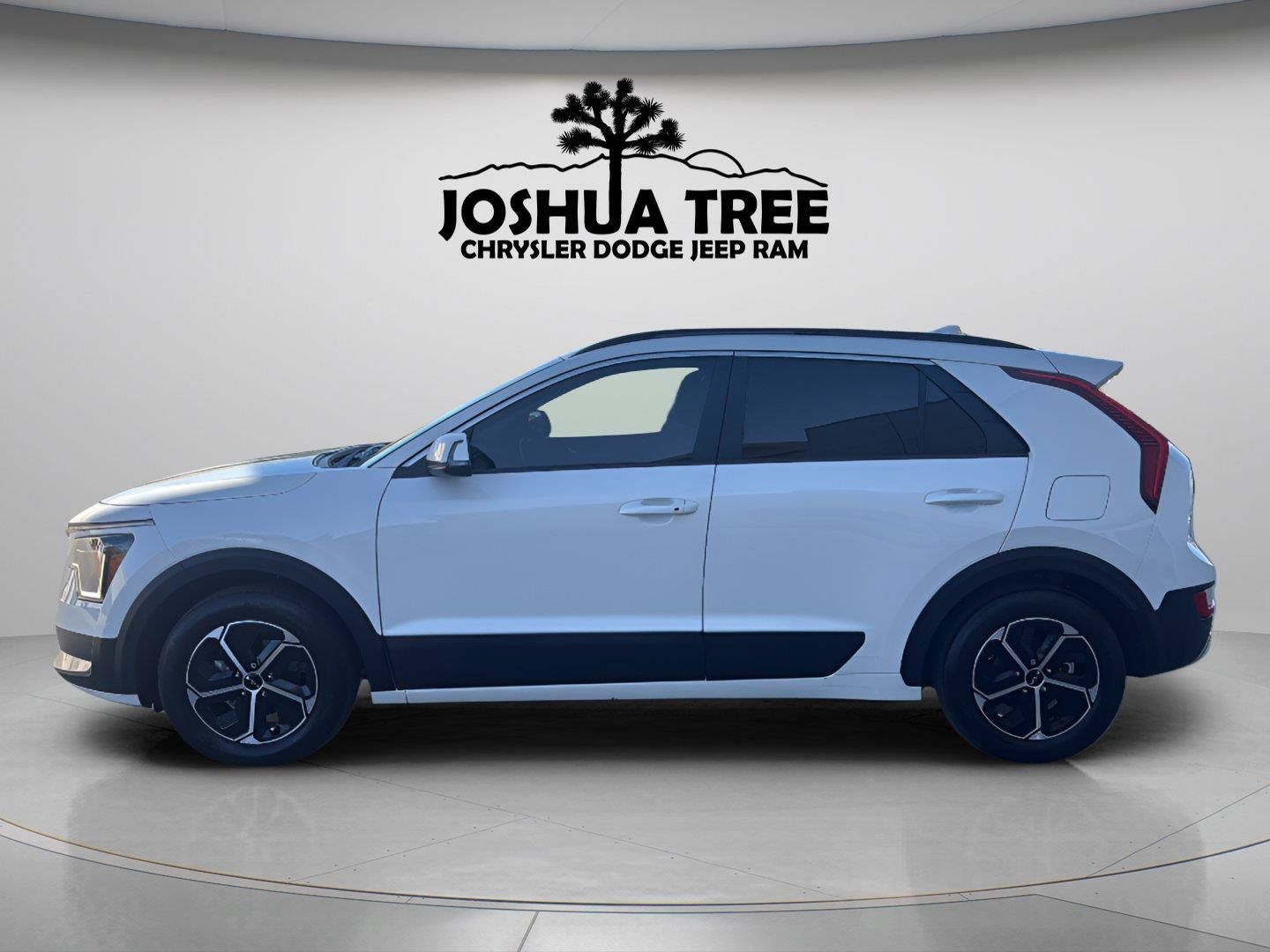 Used 2025 Kia Niro EX FWD image 4