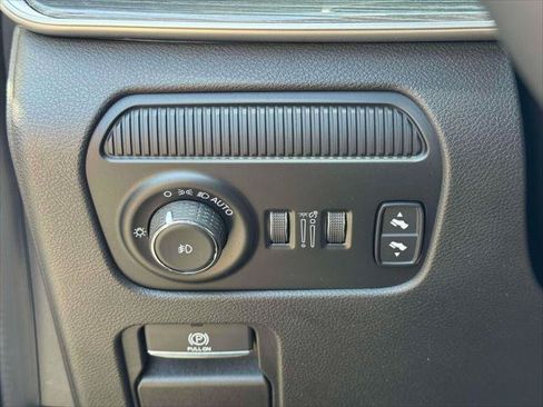 Used 2022 Jeep Wagoneer Series III AWD/4WD image 22
