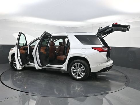Used 2021 Chevrolet Traverse High Country FWD image 40