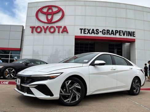 Used 2025 Hyundai Elantra Limited FWD image 2