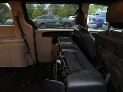 Used 2019 Dodge Grand Caravan SXT FWD image 11