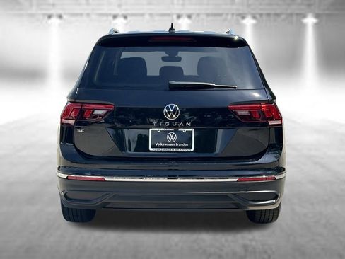 Used 2023 Volkswagen Tiguan SE w/ Panoramic Sunroof Package FWD image 4