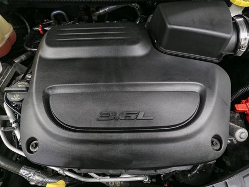 Used 2021 Chrysler Pacifica Touring-L image 12