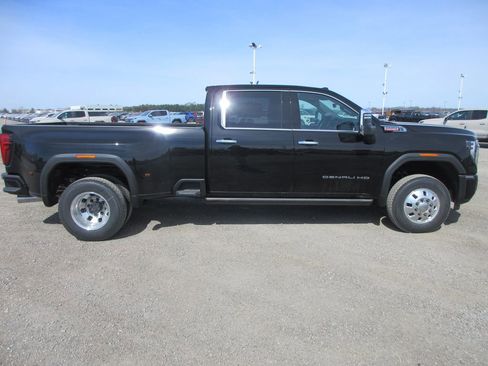 New 2026 GMC Sierra 3500 Denali w/ Denali Reserve Package AWD/4WD image 3