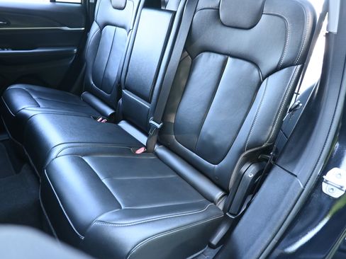 Used 2023 Jeep Grand Cherokee Limited image 17