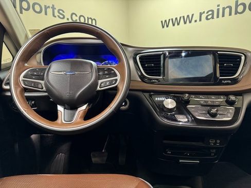 Used 2017 Chrysler Pacifica Limited image 9