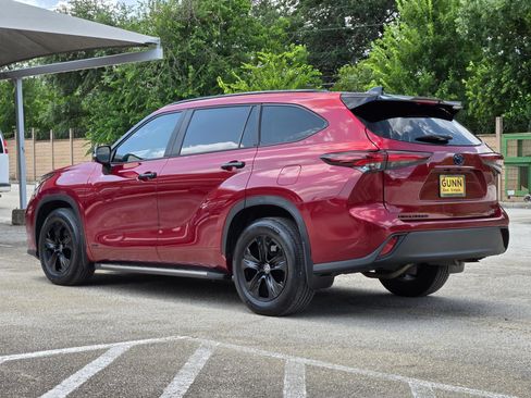Used 2024 Toyota Highlander XLE AWD/4WD image 6