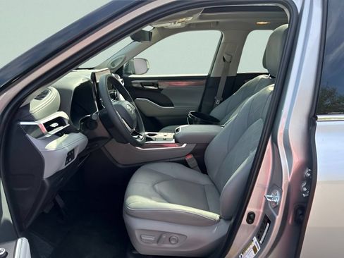 Used 2025 Toyota Highlander Platinum AWD/4WD image 19