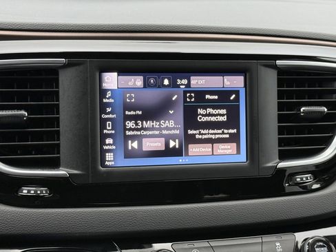 Used 2024 Chrysler Voyager LX image 17