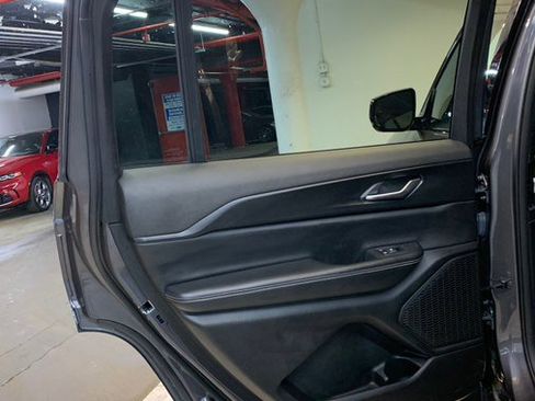 Used 2024 Jeep Grand Cherokee L Laredo image 39