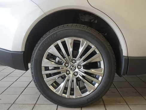 Certified 2024 Toyota Venza XLE AWD/4WD image 31