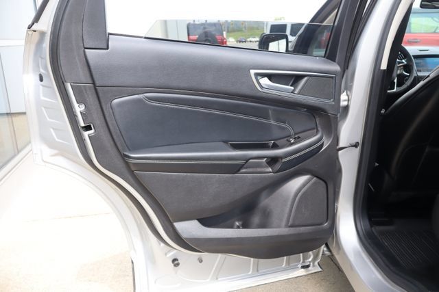 Used 2017 Ford Edge Titanium w/ Technology Package AWD/4WD image 28