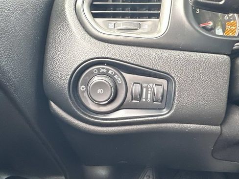 Used 2022 Jeep Renegade Latitude w/ Convenience Group AWD/4WD image 20