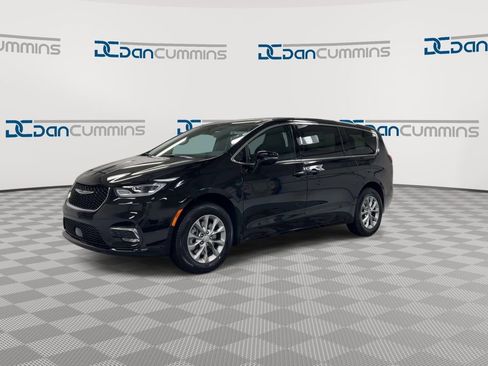 New 2026 Chrysler Pacifica Select AWD/4WD image 4