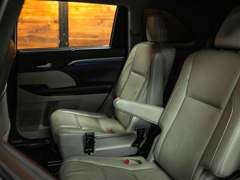 Used 2018 Toyota Highlander Limited Platinum image 11